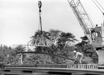 171738 Afbeelding van het laden van een spoorstaaf met behulp van een kraan op de stapelplaats van de N.S. te Crailoo.